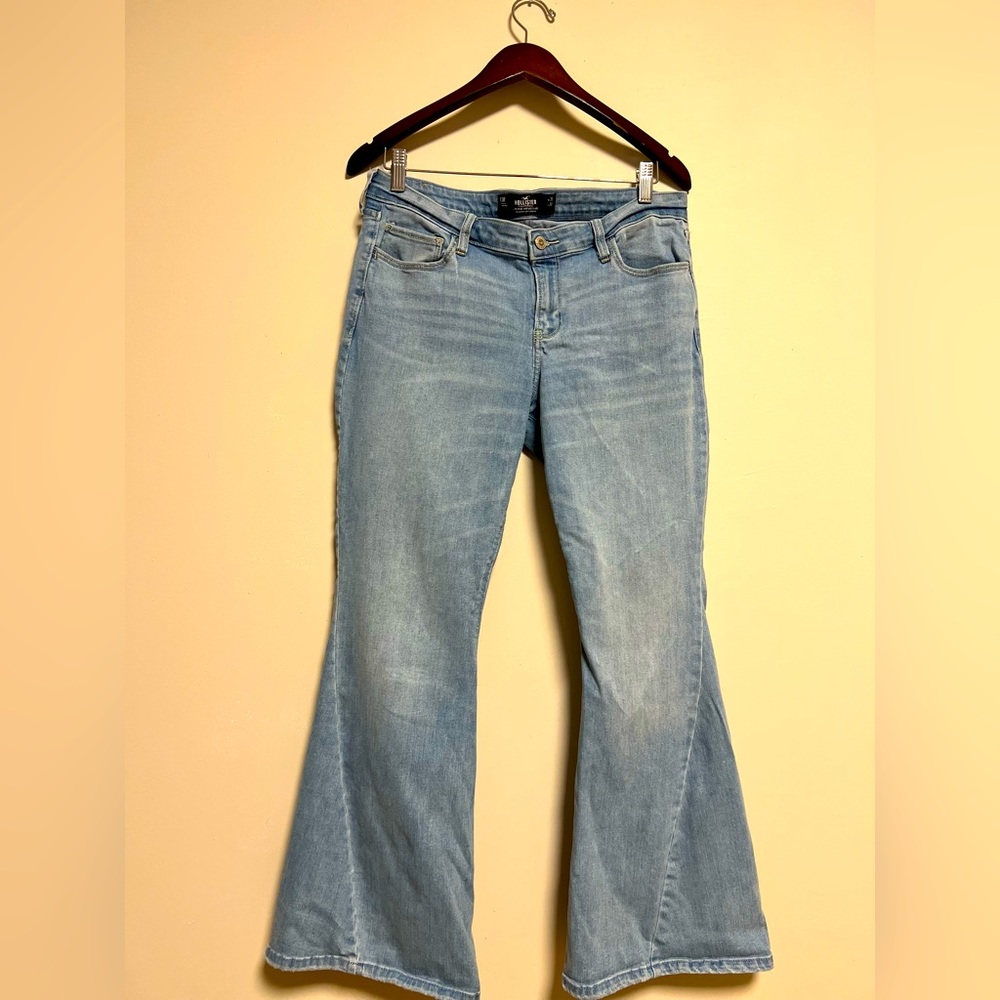 Hollister. Size W31 L31. Wide legged jeans.